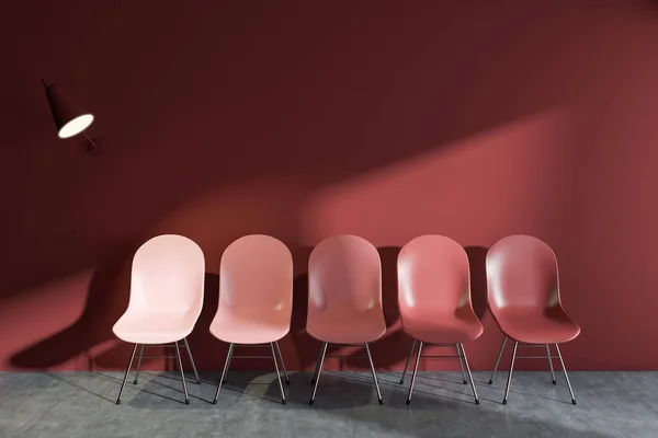 Satır Kırmızı Sandalye Bir Gri Zemin Boş Odada Kırmızı Duvar — Stok fotoğraf