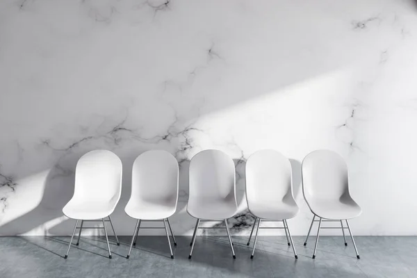 灰色の空部屋で白い壁に沿って立っている白い椅子の行 クリニック事務所会社の部屋のデザインを待っています レンダリングは モックアップの壁 — ストック写真