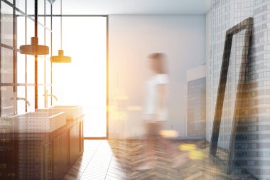 Beyaz duvar banyo iç metal dekorasyon ayrıntıları, ahşap zemin ve yakınında bir ayna konumu olan bir çift lavabo. Yan görünümü. 3D render sahte tonlu görüntü Çift Kişilik exosure kadar yürüyen kadın