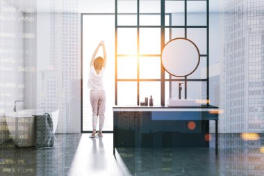 Çatı penceresi, beton zemin, bir lavabo bir yuvarlak ayna ve beyaz bir küvet ile modern bir banyo iç. Bir kadın. 3D render sahte kadar çift tonlu görüntü pozlaması