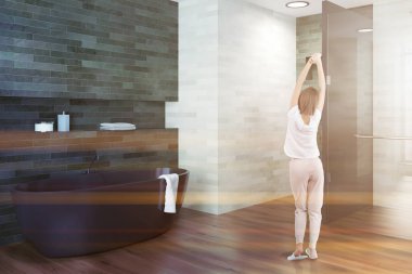 Zümrüt ve beyaz duvarlar, ahşap zemin ve siyah bir küvet ile lüks banyo iç kadında. Yan görünümü. 3D render sahte tonlu görüntü