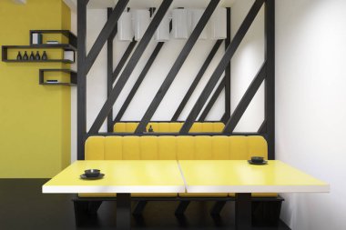 Sarı Cafe tablo ayakta yumuşak rahat kanepe beyaz, ahşap ve sarı duvarlı bir odada yanında. Şarap raflar şişe. 3D render