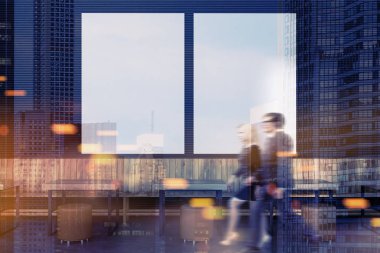 İnsanlar bir lüks çatı restoran gri ve tuğla duvarlar, ahşap masa ve banklar ile bir poster galerisinde. Cityscape 3d render sahte tonlu görüntü çift pozlama kadar bulanık