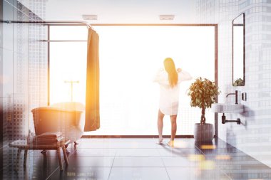 Kadın siyah kiremit banyo iç siyah seramik zemin, beyaz bir küvet ile bir lavabo üzerinde asılı bir ayna ile. 3D render resim çift pozlama tonda