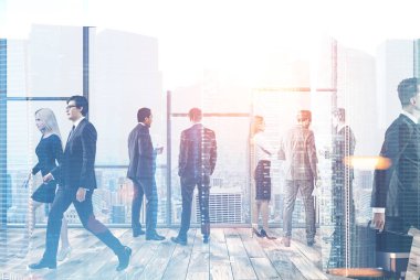 Yürüyüş ve modern bir ofiste iç konuşurken şirket çalışanları. Cityscape ön plan. Uluslararası şirket iş kavramı. Tonlu görüntü pozlama sahte katlayın