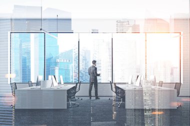 İşadamı bir açık alan ofis iç bir panoramik Vitrinlere bakıyor. Gökdelenler sahne. Beyaz bilgisayar masaları. 3D render resim çift pozlama tonda