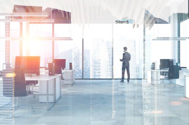 İşadamı bir açık alan ofis iç bir panoramik Vitrinlere bakıyor. Gökdelenler sahne. Beyaz bilgisayar tabloları ve sütunları. 3D render resim çift pozlama tonda