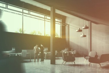 Gri duvar sanayi tarzı ofis iç bir beton zemin, uzun dar pencere ve Eğimli çatı. Sütunlar. Görüş açısı. Alan bekliyor. İnsanlar 3d render tonlu görüntü çift pozlama görüntü kadar sahte