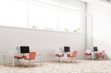 Beyaz duvar sanayi tarzı ofis iç ahşap zemin, uzun dar bir pencere ve Eğimli çatı. Görüş açısı. 3D render alay