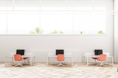 Beyaz duvar sanayi tarzı ofis iç ahşap zemin, uzun dar bir pencere ve Eğimli çatı. Önden görünüm. 3D render alay