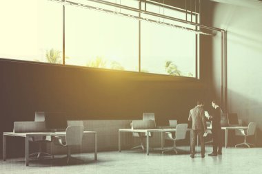 Gri duvar sanayi tarzı ofis iç bir beton zemin, uzun dar pencere ve Eğimli çatı. Görüş açısı. Alan bekliyor. İnsanlar 3d render tonlu görüntü çift pozlama kadar sahte