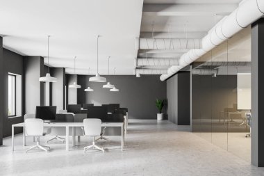 Beyaz bir zemin, çatı windows, basit beyaz masa ve sandalyeler ile koyu gri minimalist Ofis iç. Bilgisayar masaları üzerinde. Sağdaki bir konferans salonu. 3D render alay