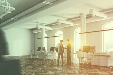 Modern şirket ofis iç beyaz bilgisayar masaları, kemerli pencereler ve bir ahşap zemin ile. İnsanlar konuşuyor. Pot 3d render sahte tonlu görüntü çift pozlama bulanık kadar bitki