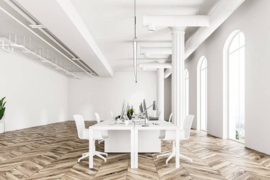 Modern şirket ofis iç beyaz bilgisayar masaları, kemerli pencereler ve bir ahşap zemin ile. İç Tasarım kavramı. Yan görünümü. 3D render alay.