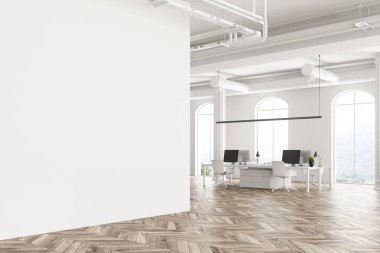 Modern şirket ofis iç beyaz bilgisayar masaları, kemerli pencereler ve bir ahşap zemin ile. İç Tasarım kavramı. Görüş açısı. Boş reklam duvar. 3D render alay.