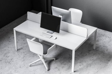 Siyah duvar ofis iç bir bilgisayar masa, siyah bir ekran ve bir ahşap zemin üzerinde duran beyaz bir sandalye. Üstten görünüm. 3D render alay