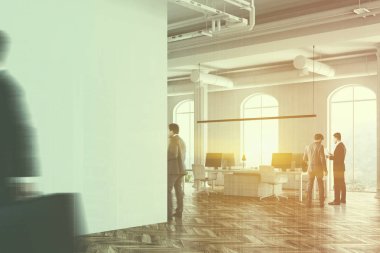 Beyaz bilgisayar masaları, kemerli pencereler ve bir ahşap zemin ile modern şirket ofisi. Boş reklam duvar. İnsanlar. 3D render sahte tonlu görüntü çift pozlama kadar bulanık