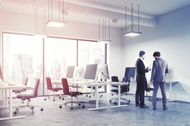 Modern ofis iç beyaz ve metal duvarlı, panoramik bir pencere bir cityscape ve bir açık alan alanı yan görünüm. İki işadamları bahsediyoruz. 3D render tonlu görüntü