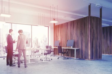 Beyaz ve ahşap duvarları olan bir modern ofis iç, panoramik bir pencere bir cityscape ve bir açık alan alanı yan görünüm. Görüntü 3D render konuşurken işadamları tonda