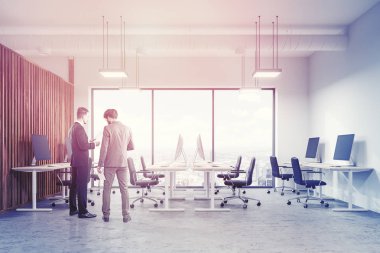 Beyaz ve ahşap duvarları olan bir modern ofis iç, panoramik pencereli bir cityscape ve bir açık alan alan açık bakış. Görüntü 3D render konuşurken işadamları tonda