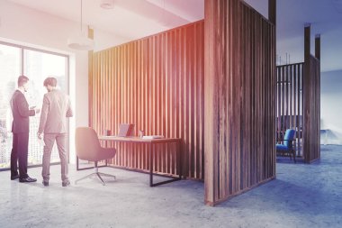 Panoramik pencere yöneticisi Office şık bir masa ve bir bilgisayarda bir modern iş merkezindeki. Ahşap duvarlar ve kahverengi bir sandalye. Görüntü 3D render konuşurken işadamları tonda