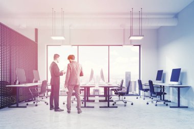 Bir modern ofis iç beyaz ve metal duvarlı, panoramik pencereli bir cityscape ve bir açık alan alan açık bakış. İki işadamları bahsediyoruz. 3D render tonlu görüntü