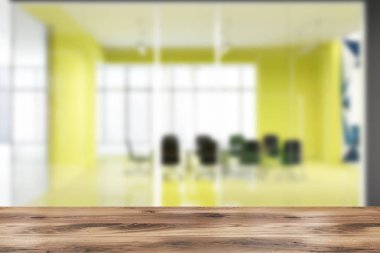Parlak sarı boardroom iç panoramik pencerelere ve siyah ofis koltukları tarafından çevrili bir kral tablo. Cam duvar ve kapı. Şirket lobi. 3d render bulanık