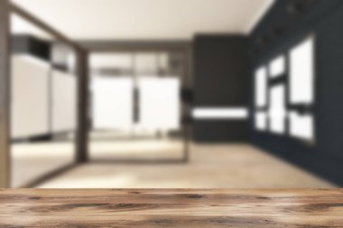 Siyah tuğla afiş Galerisi ile bir ahşap zemin ve tavan pencere eşiği. Cam ve ahşap duvarlar üzerinde asılı dikey boş posterler. Pazarlama, reklam ve Sanat Sergisi kavramı. 3d render alay kadar bulanık