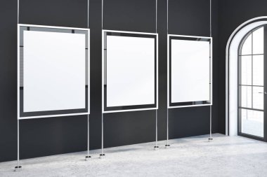 Bos bir odada siyah bir duvara asılı posterleri kadar dikey sahte satır. Yan görünümü. Reklam kavramı. 3D render