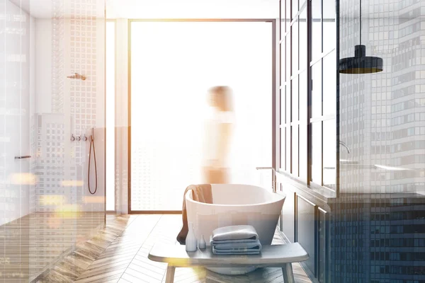 Salle Bain Murale Blanche Avec Sol Bois Une Baignoire Blanche — Photo