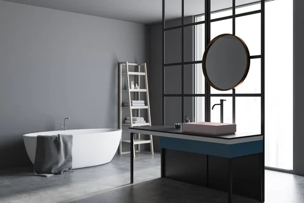 现代浴室的角落里有阁楼的窗户 一层混凝土地板 一个有圆形镜子的水槽和一个白色的浴缸 灰色的墙壁 渲染模拟 — 图库照片