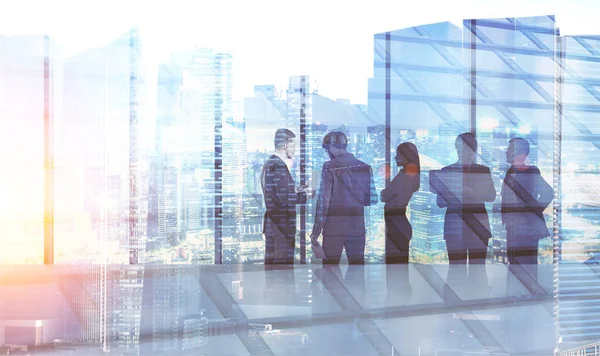 Einem Modernen Büro Mit Panoramafenstern Diskutieren Verschiedene Geschäftsleute Gemeinsam Über — Stockfoto