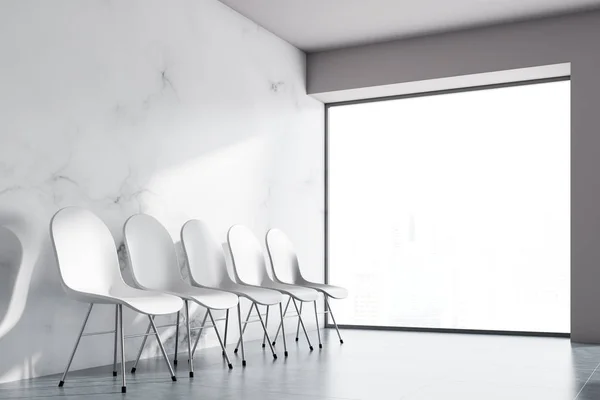 Row White Chairs Standing White Wall Gray Floor Empty Room — Stock Photo, Image