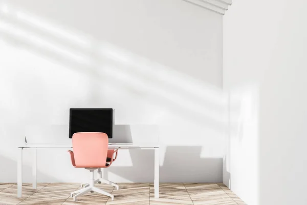 Vit Vägg Office Interiör Med Datorbord Svart Skärm Och Rosa — Stockfoto