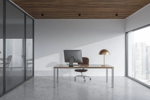 Interior Panorámico Oficina Con Paredes Blancas Cristal Suelo Hormigón Escritorio — Foto de Stock