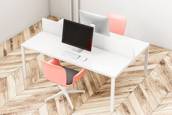 白色墙壁办公室内部与计算机桌 黑屏幕和粉红色椅子站立在木地板 顶部视图 渲染模拟 — 图库照片