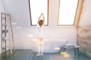 Bir beton zemin, çatı ve raflar yanında beyaz bir küvet içinde pencere eşiği ile beyaz ve ahşap tavan banyo iç. Bir kadın 3d render alay tonda görüntüsü