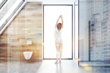 Beyaz banyo iç bir beton zemin, çatı penceresi ve beyaz duş kabini. Bir tuvalet. Bir gecelik kadın. 3D render sahte kadar çift tonlu görüntü pozlaması