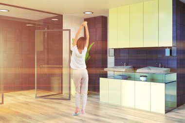 Beyaz ve siyah ahşap duvar banyo köşesi ile sarı bir çift lavabo ve iki saksı bitkileri yakın. Duş duran bir kadın. 3D render sahte tonlu görüntü