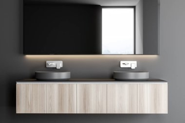 Gri bir duvarına bitişik ahşap bir tezgah üzerinde gri çift kişilik lavabo duran. Uzun yatay ayna üstünde asılı. 3D render alay