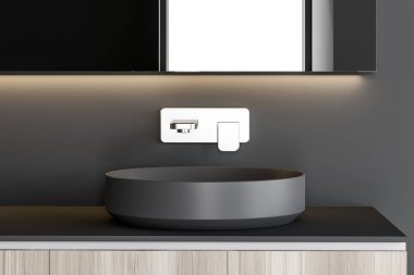 Gri bir duvarına bitişik ahşap bir tezgah üzerinde şık gri lavabo duran. Uzun yatay ayna üstünde asılı. 3D render alay