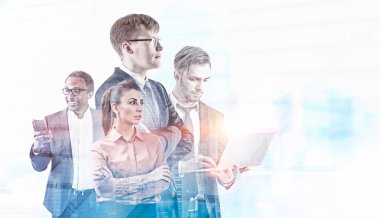 İş adamları birlikte ayakta. Sisli şehir arka plan. Modern pazarlama şirketi kavramı. Tonlu görüntü pozlama sahte katlayın.