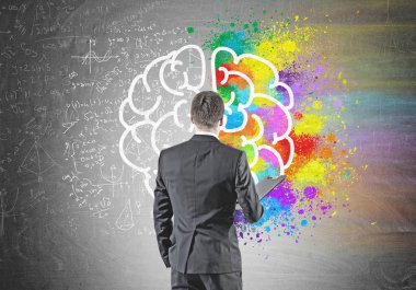 Dikiz gri elbiseli bir klasör tutan genç bir işadamı. O iple çekiyor. Bir kara tahta renkli beyin kroki ile