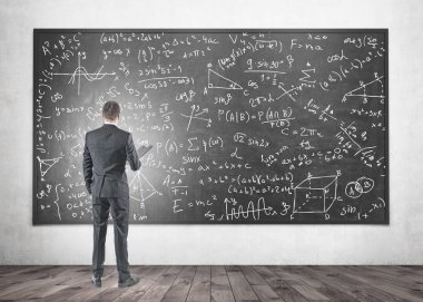 Dikiz bir klasör tutan gri takım elbiseli bir genç adam. O iple çekiyor. Tahta arka plan ile bir bilim formül.