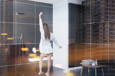 Siyah çini ve bir çatı penceresi bir banyo köşede duran bir kadın görünümünü arka. 3D render resim çift pozlama tonda