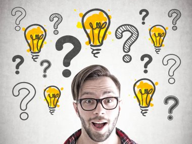 Pek çok soru işaretleri ve hafif bubls beton duvara yakın açık ağzı ile ayakta gözlüklü adam şaşırmış gibi yenilikçi.