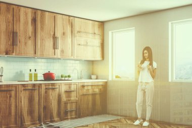 Beyaz İskandinav mutfak köşesi ile mavi Çinili tasarlayın ve beyaz duvarlar, ahşap zemin, ahşap mutfak tezgahı ve dolapları ve sandalye ile bir tablo. Kadın. 3D render sahte kadar çift tonlu görüntü pozlaması