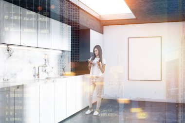 Modern mutfak köşe beyaz mermer duvarlar, beton zemin ve beyaz mutfak tezgahı ile. Dikey boş poster duvara. Kadın 3d render sahte kadar çift tonlu görüntü pozlaması