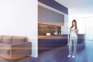 Beyaz ve ahşap duvarlar, çatı penceresi, mavi mutfak tezgahı ve ahşap zemin ile mutfak iç. Bir kadın. 3D render sahte tonlu görüntü