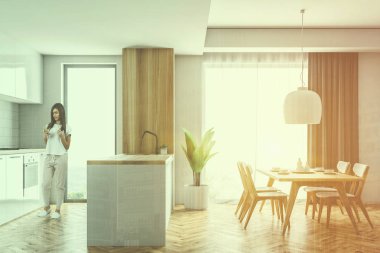 Beyaz dolapları, ahşap zemin, ahşap masa sandalye ile ve bir çatı penceresi ile beyaz ve ahşap mutfak iç yan görünüm. Kadın 3d render sahte kadar çift tonlu görüntü pozlaması